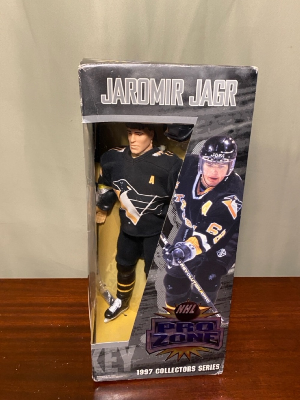 Vintage NHL Pro Zone 1997 Collector Series Jaromir Jager Penguins figure 12 Inch